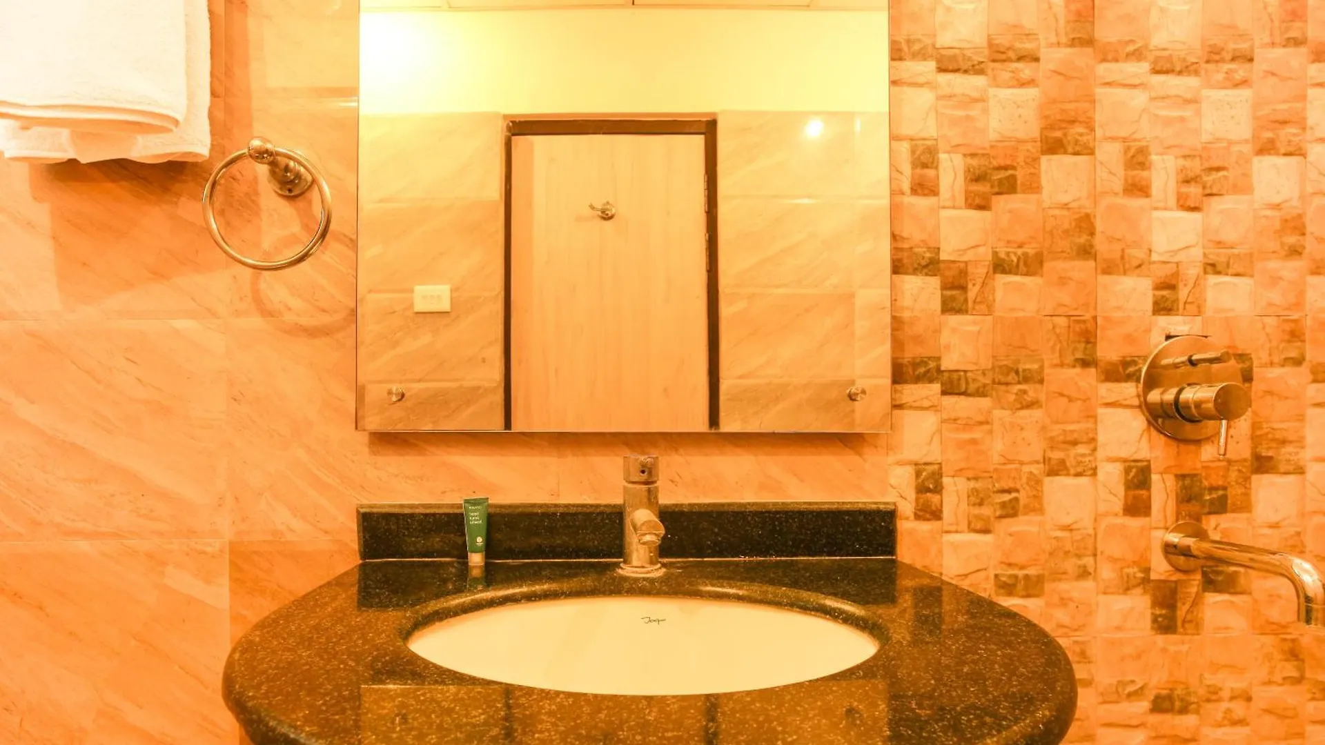 Hotel Janki International 3 Km From Kashi Vishwanath Temple Free Pickup From Railway Station Варанаси